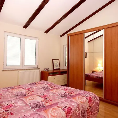 House Lela Nyaraló