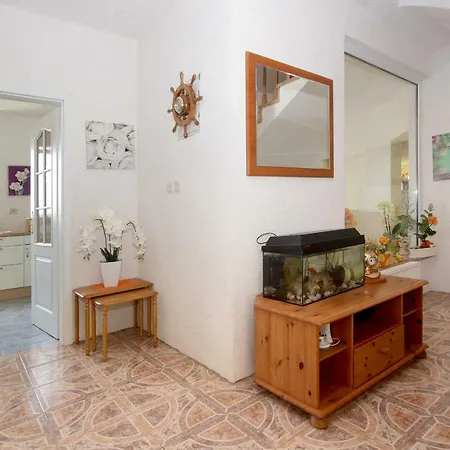 House Lela Nyaraló *
