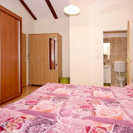 House Lela Nyaraló *