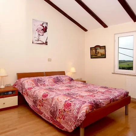 House Lela Nyaraló *