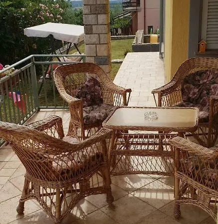House Lela Nyaraló